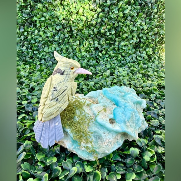 Bird carving on Blue Aragonite || Handcrafted - Picture 4 of 7